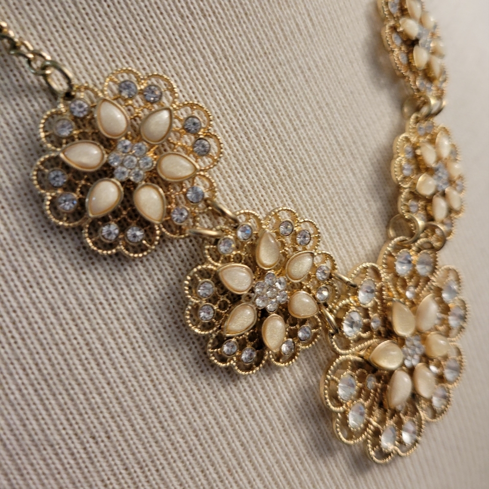 Statement Necklace Flower Design - image 2